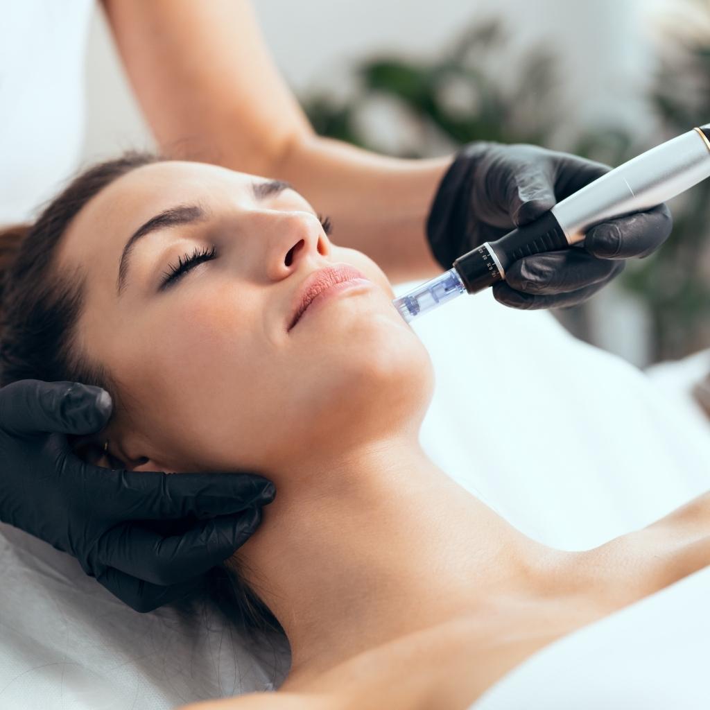 Aplicación de conocimientos en el curso de dermapen y bbglow