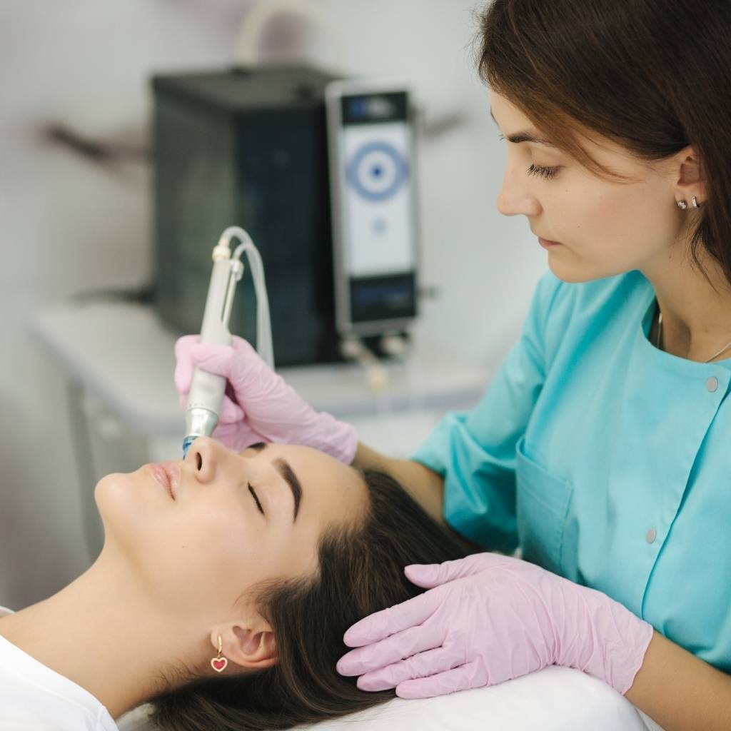 Aplicación de conocimientos en el curso de dermapen y bbglow